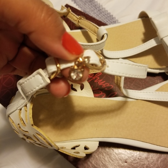 White strappy sandals - Picture 3 of 5